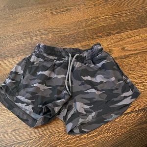 Athleta Girl All Play 3in shorts, M (8-10) Camouflage black/gray